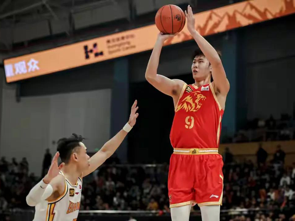 关于球员技术进步显著，争夺冠军成为焦点的信息